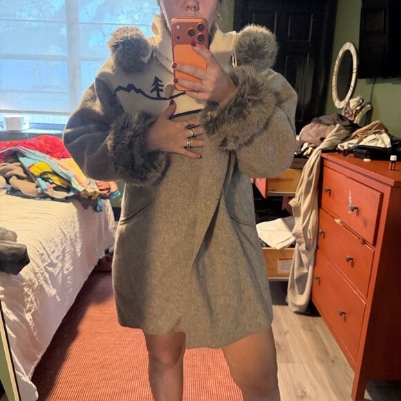 Women's Gray Teddy Jacket with Faux Fur Accents - Picture 4 of 5